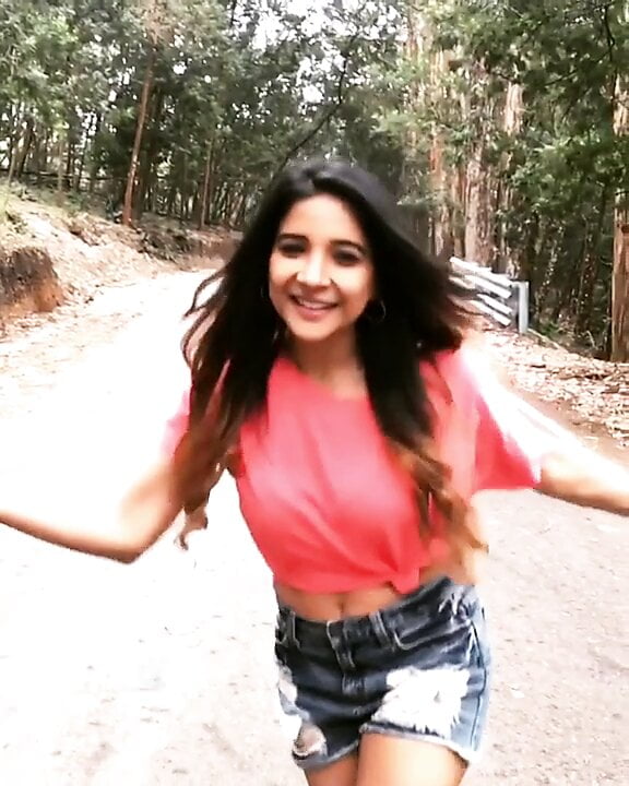 Tamil Bigg boss Sakshi agarwal boobs